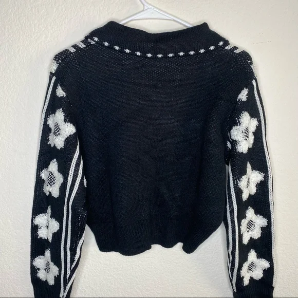 Cute sweater! - Picture 9 of 12